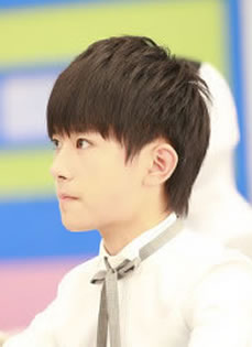 TFBOYS教室照白色衬衫优雅阳光
