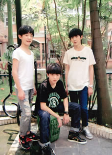 TFBOYS四月限定生写集活泼好动活力四射