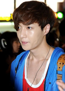 EXO张艺兴2012年8月机场帅气现身亲和力十足