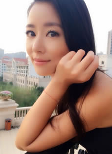 林心如现身沈阳六桂福开业庆典活动之前阳台...