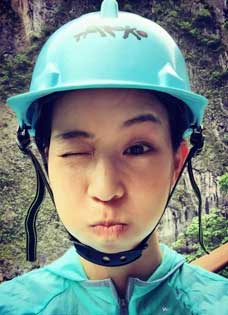 张钧甯素颜戴绿帽登山生活照曝光萌萌哒小兵