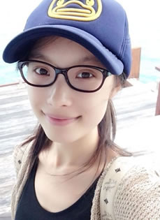 倪妮给粉丝发福利照大眼镜可爱清纯萌萌达