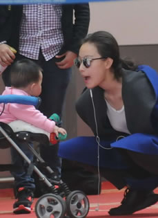 倪妮机场被偷拍大汇总跟可爱婴儿卖萌互动