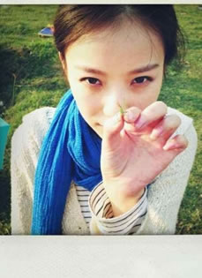 倪妮2013生活照大合辑天真可爱徒手抓蛐蛐