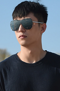 黄景瑜游荡戛纳海滩上演忧郁潮男
