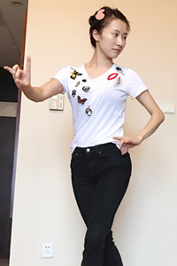 素颜气质清新似少女！李念剧组勤练唱戏有模...