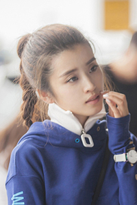 李若嘉现身首都机场活泼高马尾少女感十足