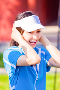 宋茜手提公鸡大口吃美食很女汉子又接地气！