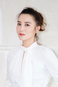 宋佳一身白装现身帅气逼人气场全开