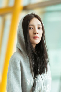 杨幂出发纽约时装周穿连帽卫衣大秀细白美腿