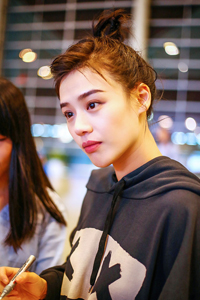 马思纯丸子头现身机场给粉丝签名尽显温柔