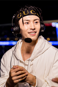 张哲瀚解说NBA揭幕赛头缠发带运动感十足