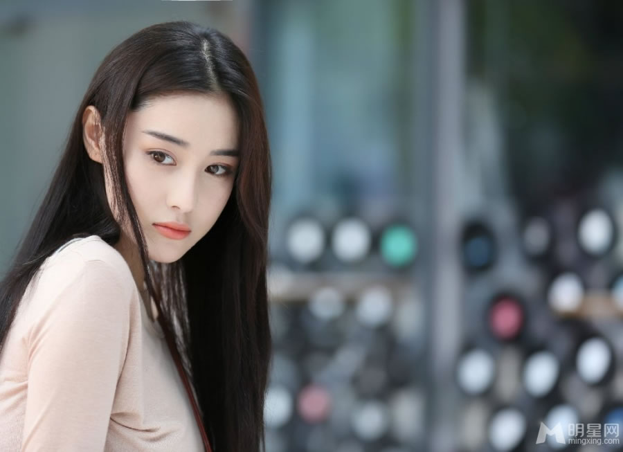 奋囧曝光张馨予剧照长发飘飘显清纯_图-1
