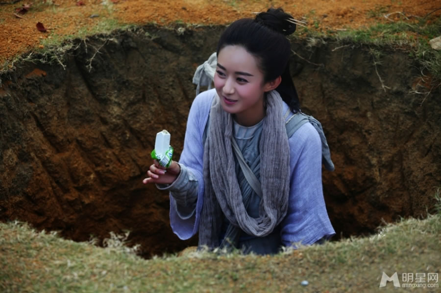 赵丽颖花千骨工作照曝光吃雪糕卖萌_图-1