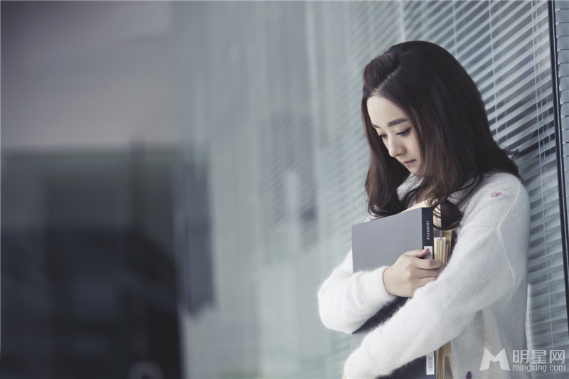 杉杉来了曝赵丽颖剧照变身呆萌小吃货_图-4