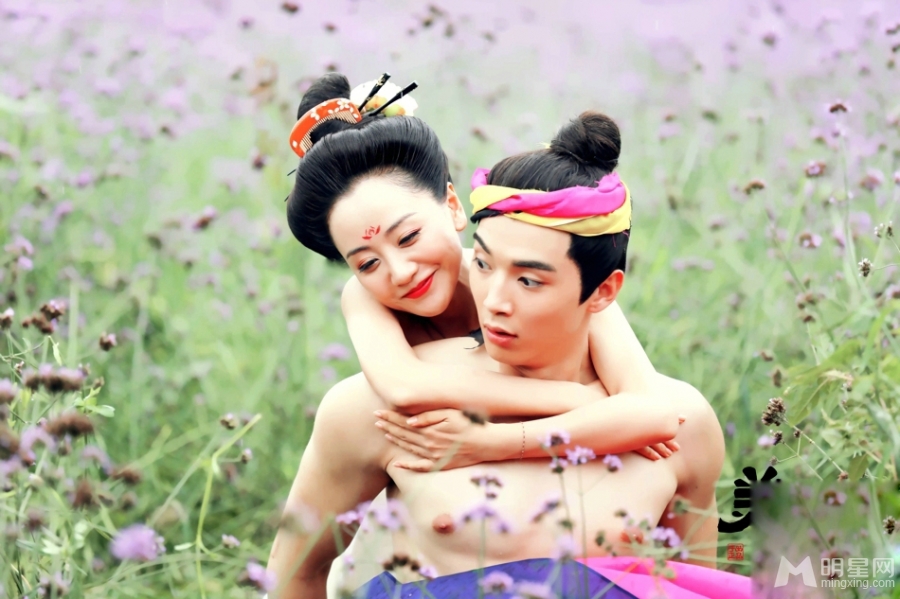 美人制造惊现荒郊野战杨蓉金世佳花丛寻欢_图-2