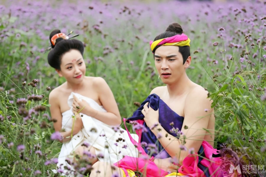 美人制造惊现荒郊野战杨蓉金世佳花丛寻欢_图-1
