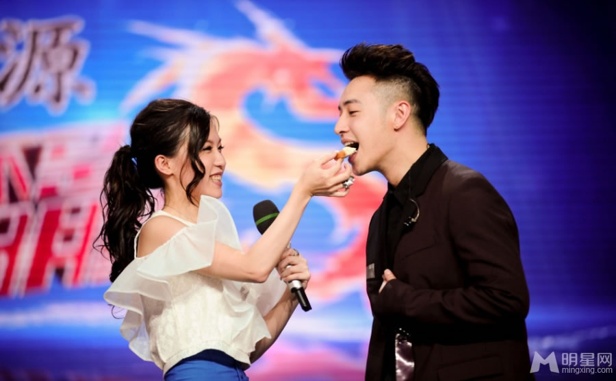 房祖名现身内地综艺遭热情女熊抱狂吻_图-1