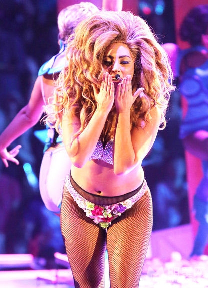 LadyGaga演唱会上演脱衣秀臃肿身形不堪入目_图-5