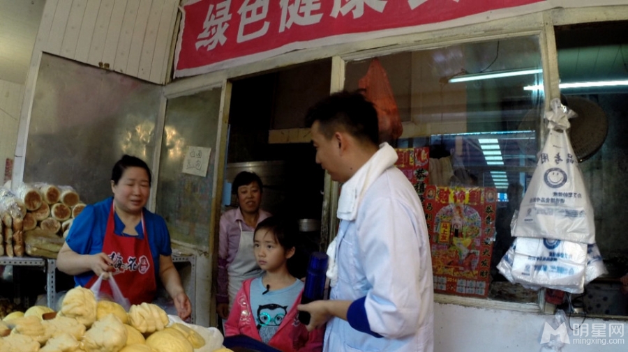 奶爸萌娃现身菜市场陆毅成妇女之友_图-13