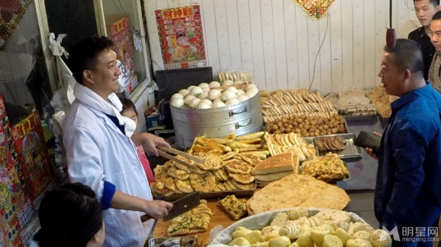 奶爸萌娃现身菜市场陆毅成妇女之友_图-6