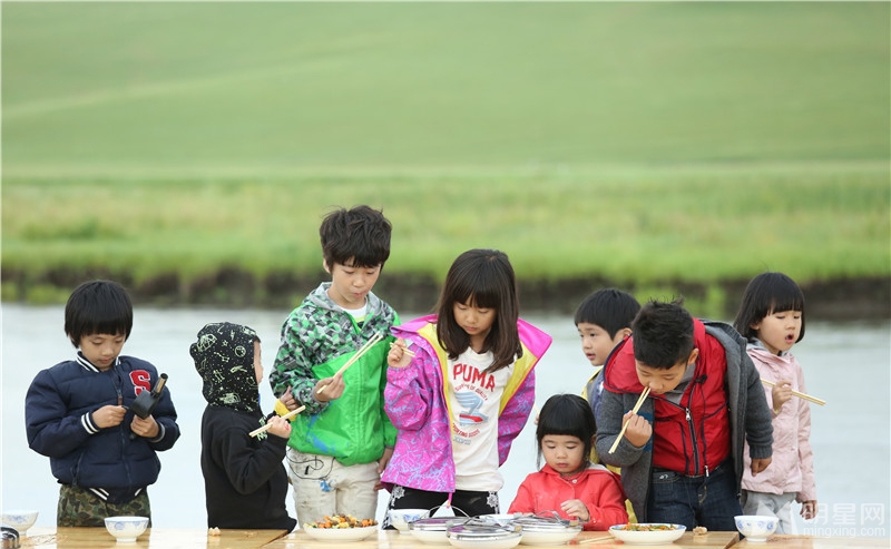 爸爸2多多贝儿席地而坐获封草原小姐妹_图-12