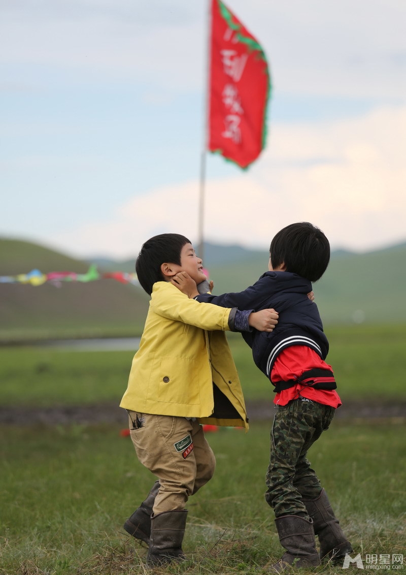 爸爸2多多贝儿席地而坐获封草原小姐妹_图-4