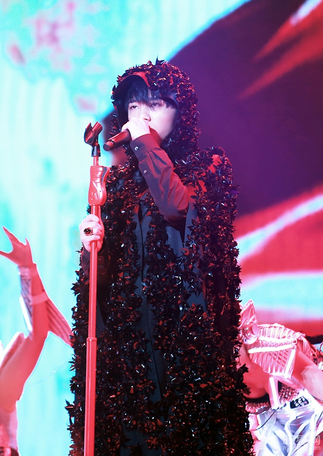 华晨宇火星演唱会睡衣出场雷翻网友_图-3