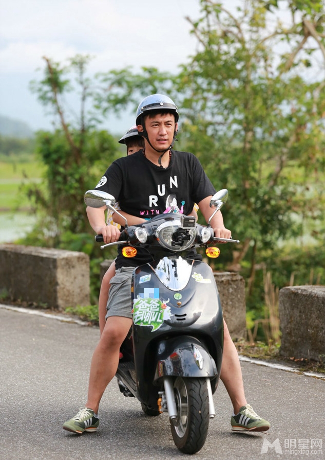 爸爸2现身台湾花莲众奶爸骑电驴变机车男_图-5