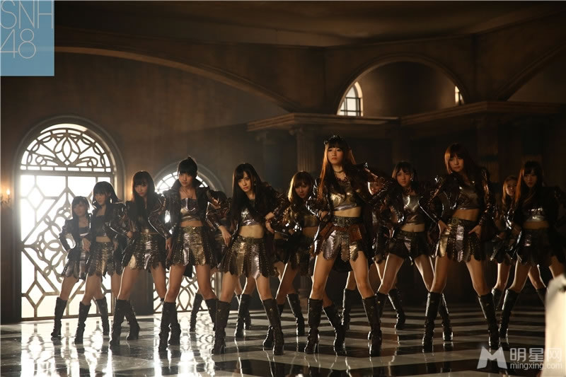 SNH48最新MV呜吒曝光劲歌热舞秀美腿_图-1