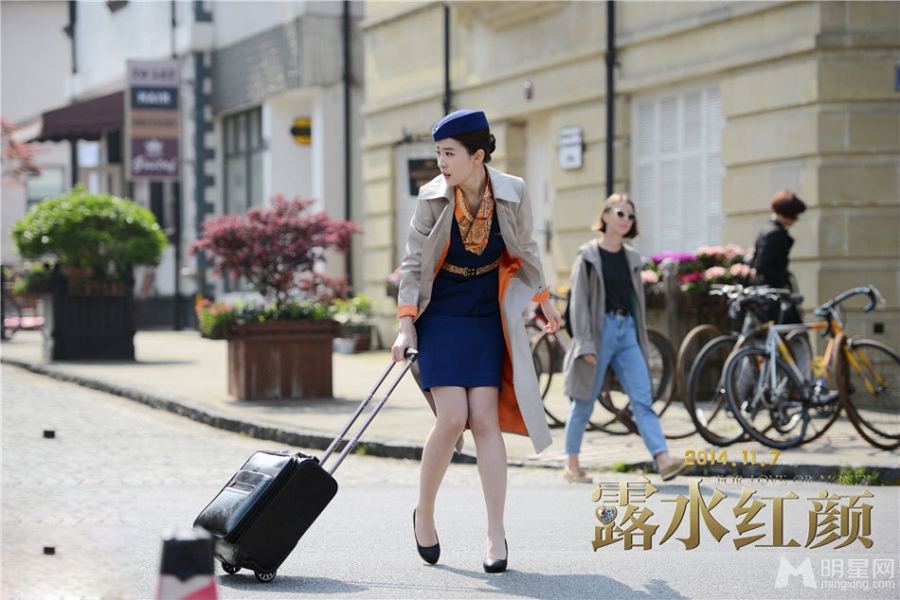 露水红颜最新剧照刘亦菲化身魅力空姐_图-2
