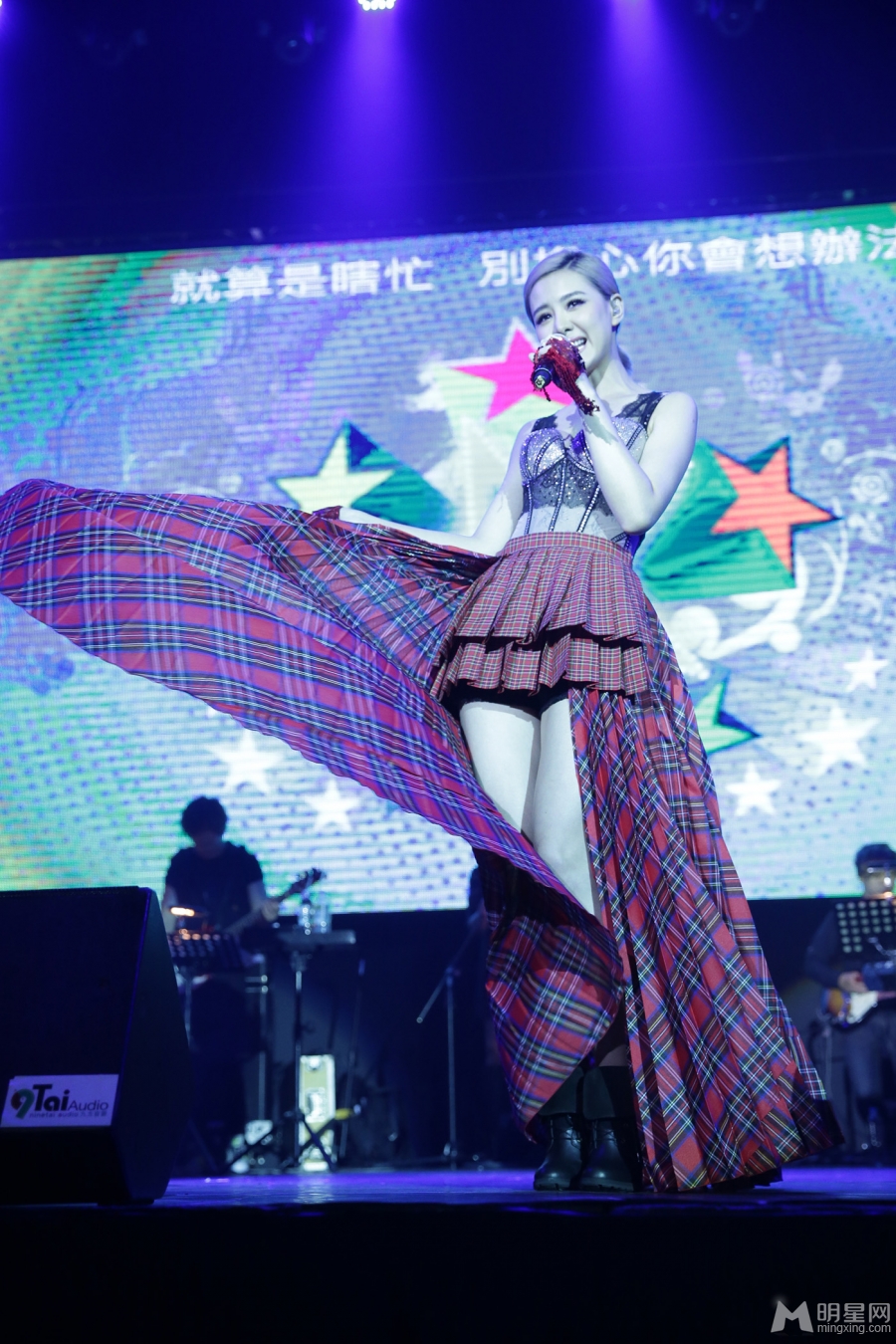 安心亚台北个唱高潮迭起朋克造型秀美腿_图-4
