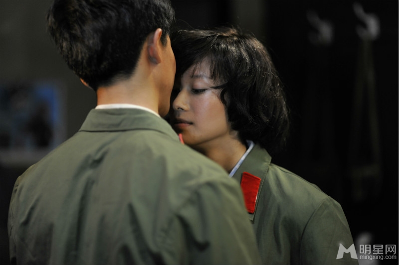 倪虹洁蓝色骨头剧照曝光饰演时代女性施堰萍_图-2