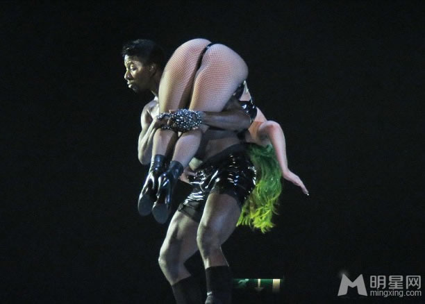 Gaga个人演唱会激情四射与裸男肉搏夺眼球_图-1