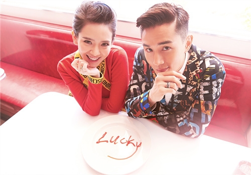 戚薇李承铉镜头秀恩爱新歌LuckyLucky获赞_图-3