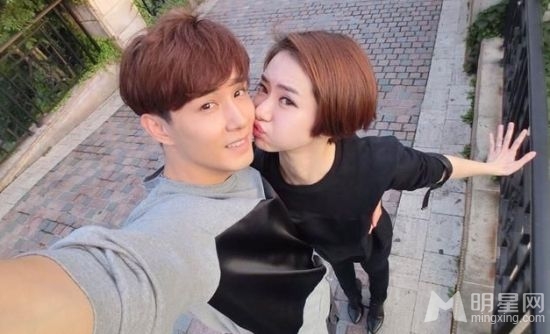 戚薇李承铉镜头秀恩爱新歌LuckyLucky获赞_图-5