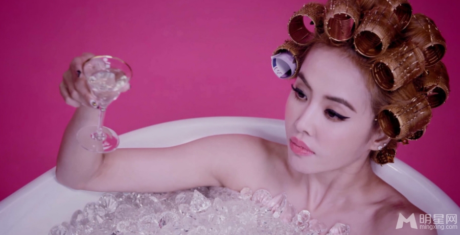 PLAY我呸MV曝花絮蔡依林裸身泡澡夺眼球_图-15
