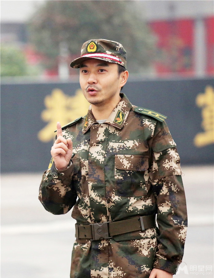 宋佳陈学冬变消防员率萌娃走进消防_图-6