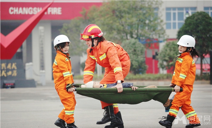 宋佳陈学冬变消防员率萌娃走进消防_图-2