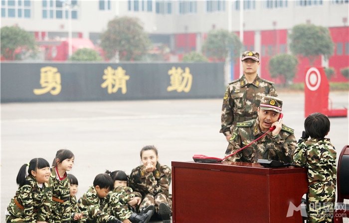 宋佳陈学冬变消防员率萌娃走进消防_图-5
