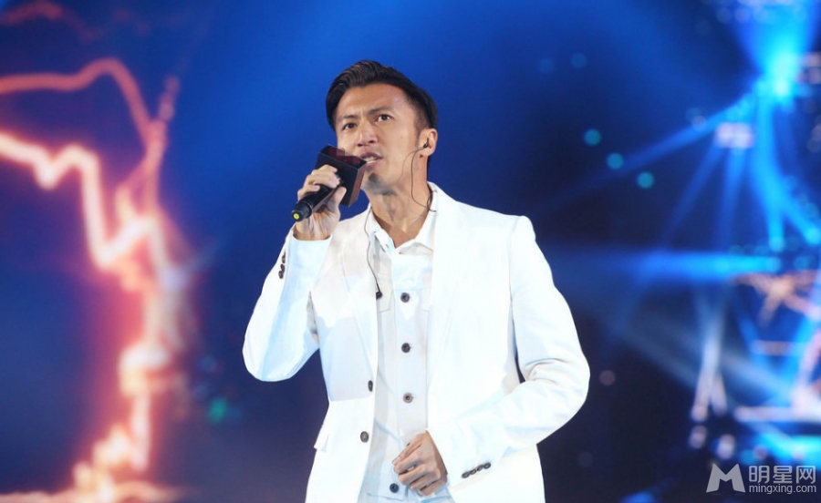 谢霆锋白衣献唱金曲观众尖叫王菲名字_图-7