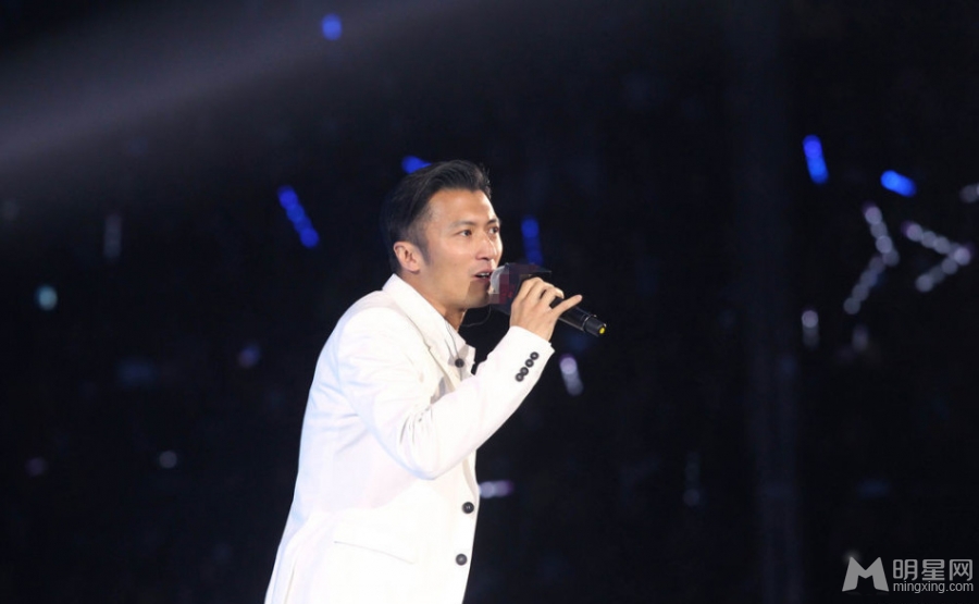 谢霆锋白衣献唱金曲观众尖叫王菲名字_图-4