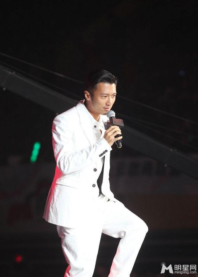 谢霆锋白衣献唱金曲观众尖叫王菲名字_图-8