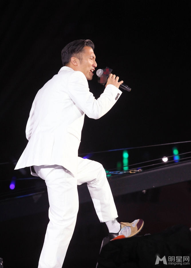 谢霆锋白衣献唱金曲观众尖叫王菲名字_图-5