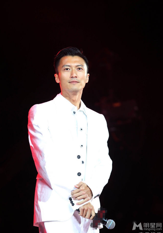 谢霆锋白衣献唱金曲观众尖叫王菲名字_图-1