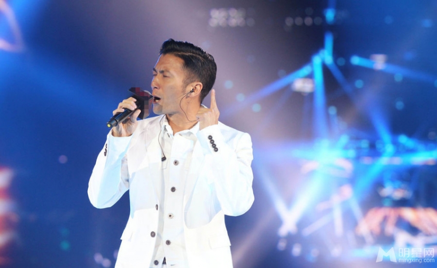 谢霆锋白衣献唱金曲观众尖叫王菲名字_图-6
