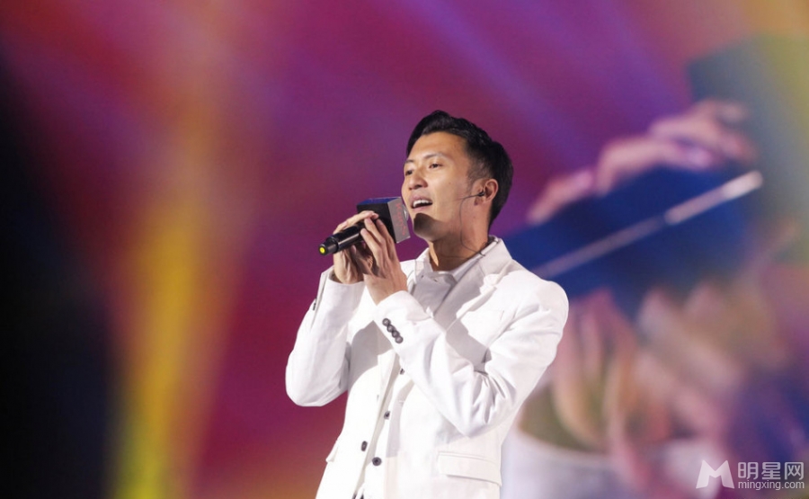 谢霆锋白衣献唱金曲观众尖叫王菲名字_图-3