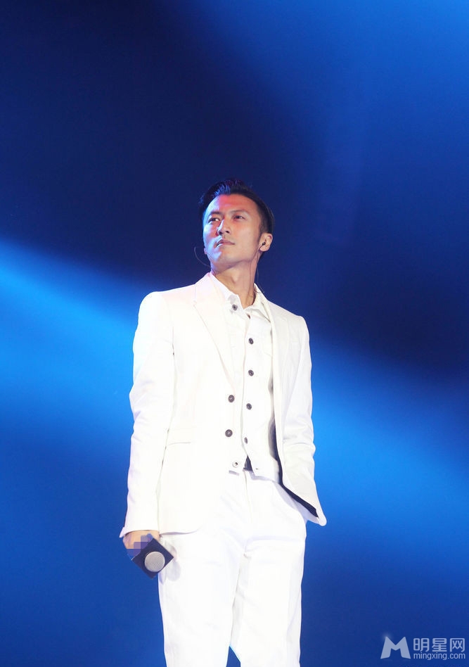 谢霆锋白衣献唱金曲观众尖叫王菲名字_图-2