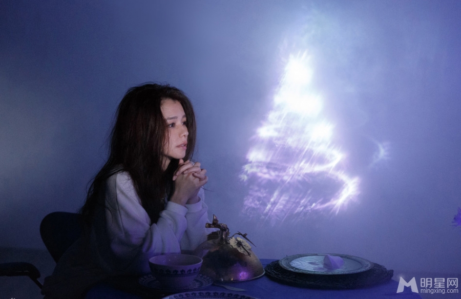 徐若瑄圣诞MV照蓝色清新美轮美奂_图-5