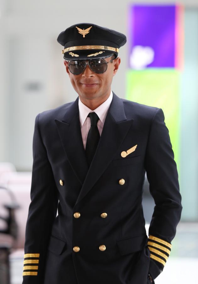 冲上云霄海报古天乐吴镇宇黑超酷劲亮相_图-3
